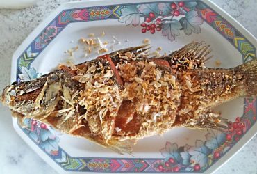 ปลากระพงทอดกระเทียม